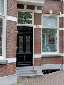 902794 Gezicht op de voordeur van de woning Maliesingel 36 te Utrecht, waar in 1940 de Joodse arts dr. M.A. de Jong ...